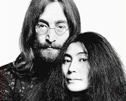 В 1970-е годы голые Джон Леннон и Йоко Оно таким образом протестовали против войны и насилия, и были понятны людям (фото: timboucher.com)