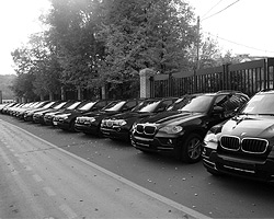 Черные BMW, все 137 машин, предоставил Фонд поддержки олимпийцев, президентом которого является Дмитрий Медведев (фото: Александр Шапунов/ВЗГЛЯД)