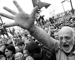 Нынешний протестный фестиваль может перерасти в «революцию» (фото: Reuters)