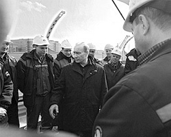 Владимир Путин вышел на дороги малой родины (фото: ИТАР-ТАСС)