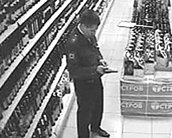 Сошедший с ума полицейский с ворованным пистолетом в ночном супермаркете. Отличия стерлись (фото: vesti.ru)